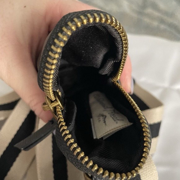 Universal Threads Crossbody Wide Adjustable Strap Black Tan Stripe Black Pouch - Picture 6 of 9